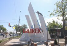 На проспекте Дэн Сяопина установили 11-метровую стелу — фото