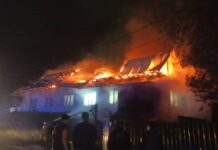 В Бишкеке ночью сгорел жилой дом — фото