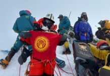 Кадыр Сайдилкан уулу покорил Эверест и поднял на вершину трехкилограммовый эпос «Манас»