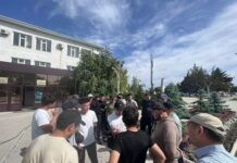 Строительство домов для баткенцев. Предприниматели вышли на митинг