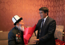 Байсалов в Оше навестил ветерана ВОВ Касымбая Жолдошева