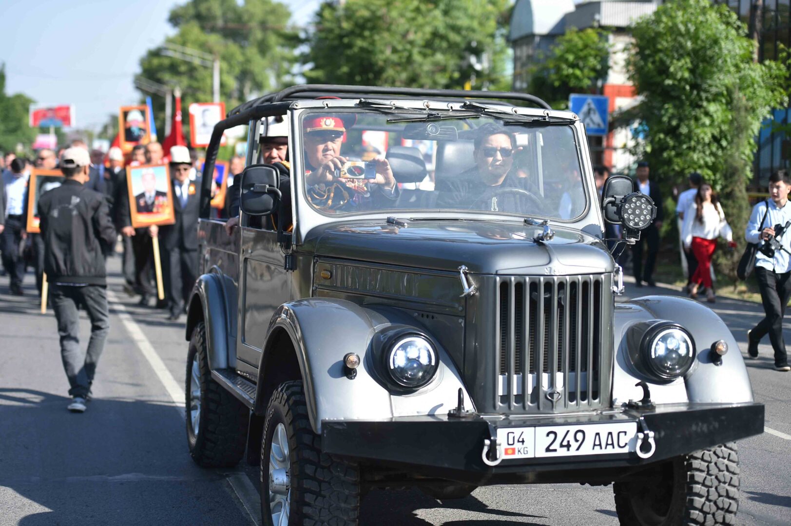 6459d8b92a382 Акылбек Жапаров принял участие в акции "Бессмертный полк" в Оше - фото