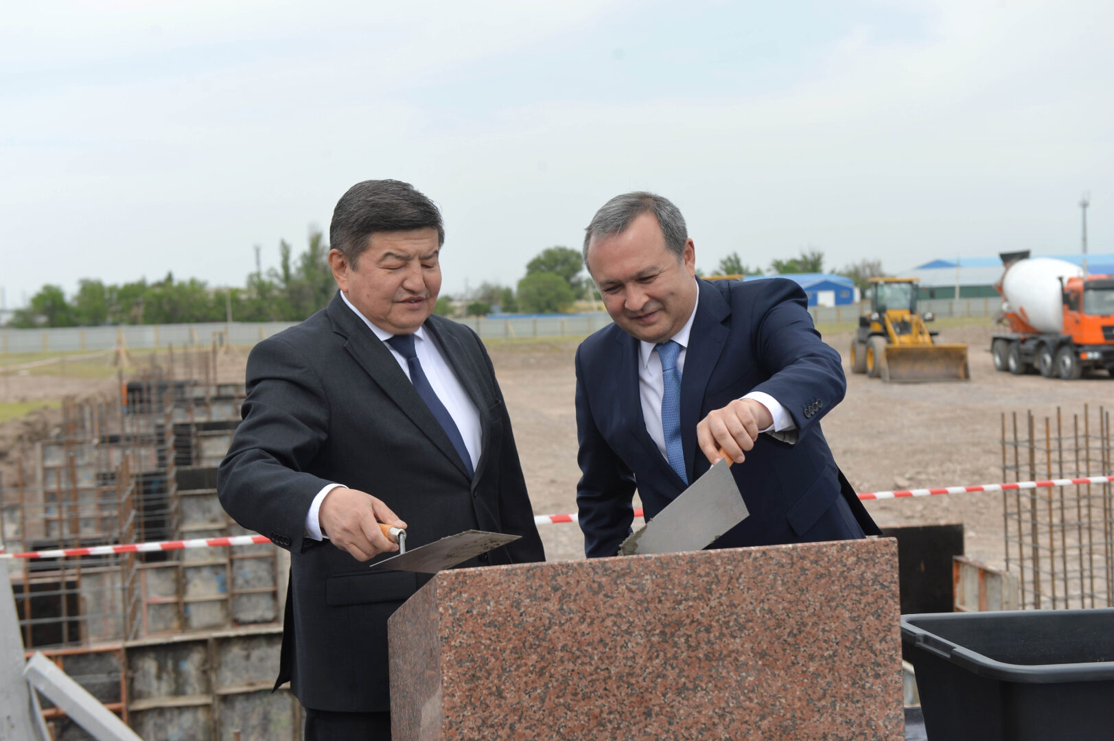 645cff6c00b07 Акылбек Жапаров заложил капсулу под строительство автомобильного завода в Ак-Суу