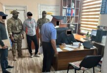 Милиционеры с помощью подставных девушек вымогали деньги у граждан — видео