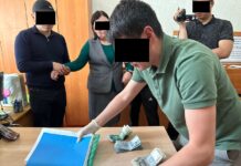 Сотрудницу военкомата задержали при получении взятки в 100 тыс. сомов