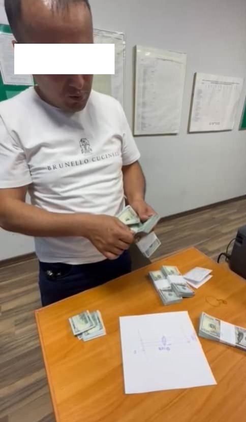 77 2 На КПП «Достук-автодорожный» задержали кыргызстанца с $41 100 наличными