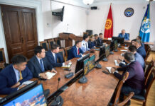 Мэр Бишкека предложил создать при каждом вузе студенческие стройотряды