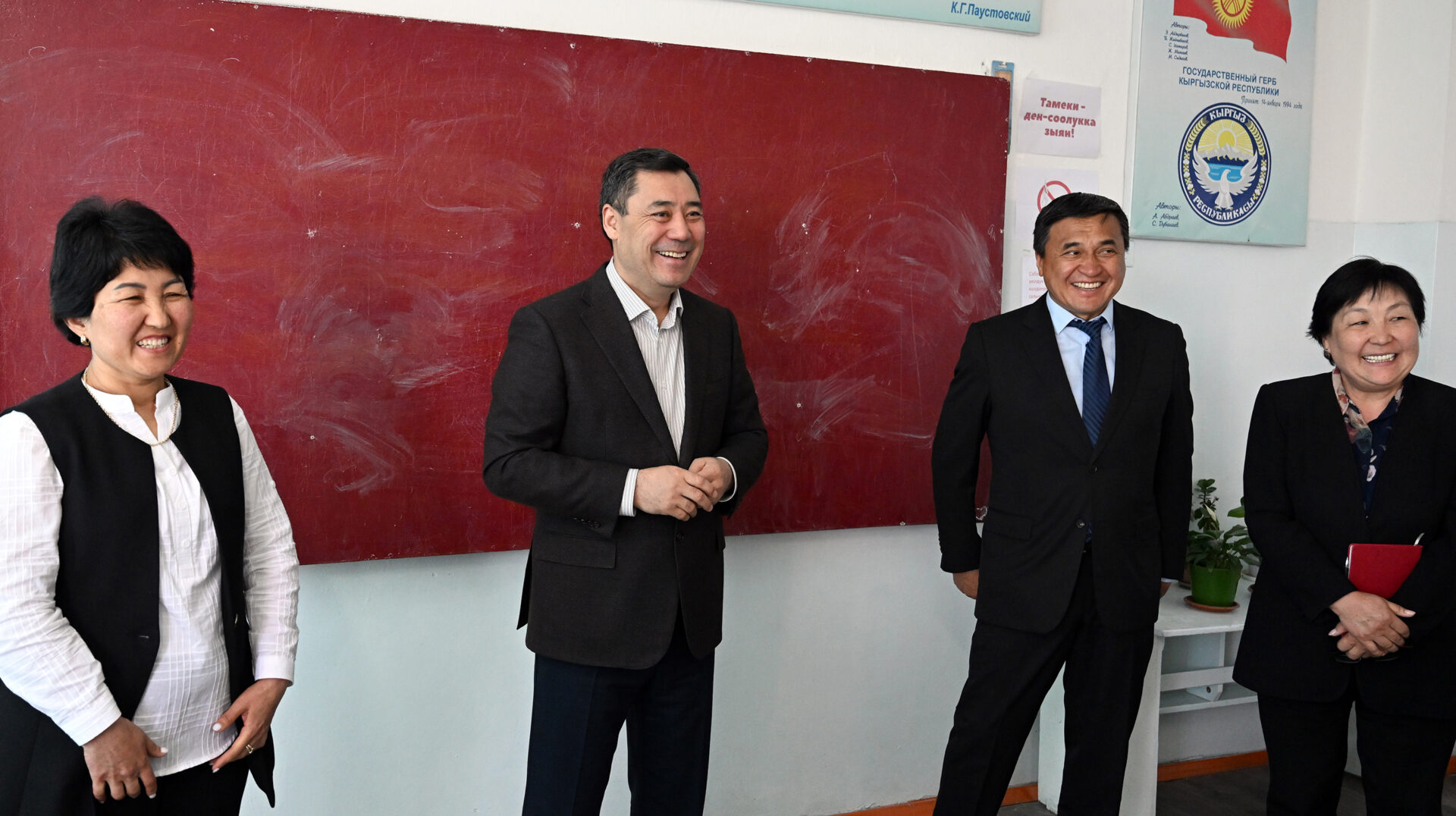 DOS 3539 Президент внепланово посетил одну из школ Бишкека и посидел на уроке - фото