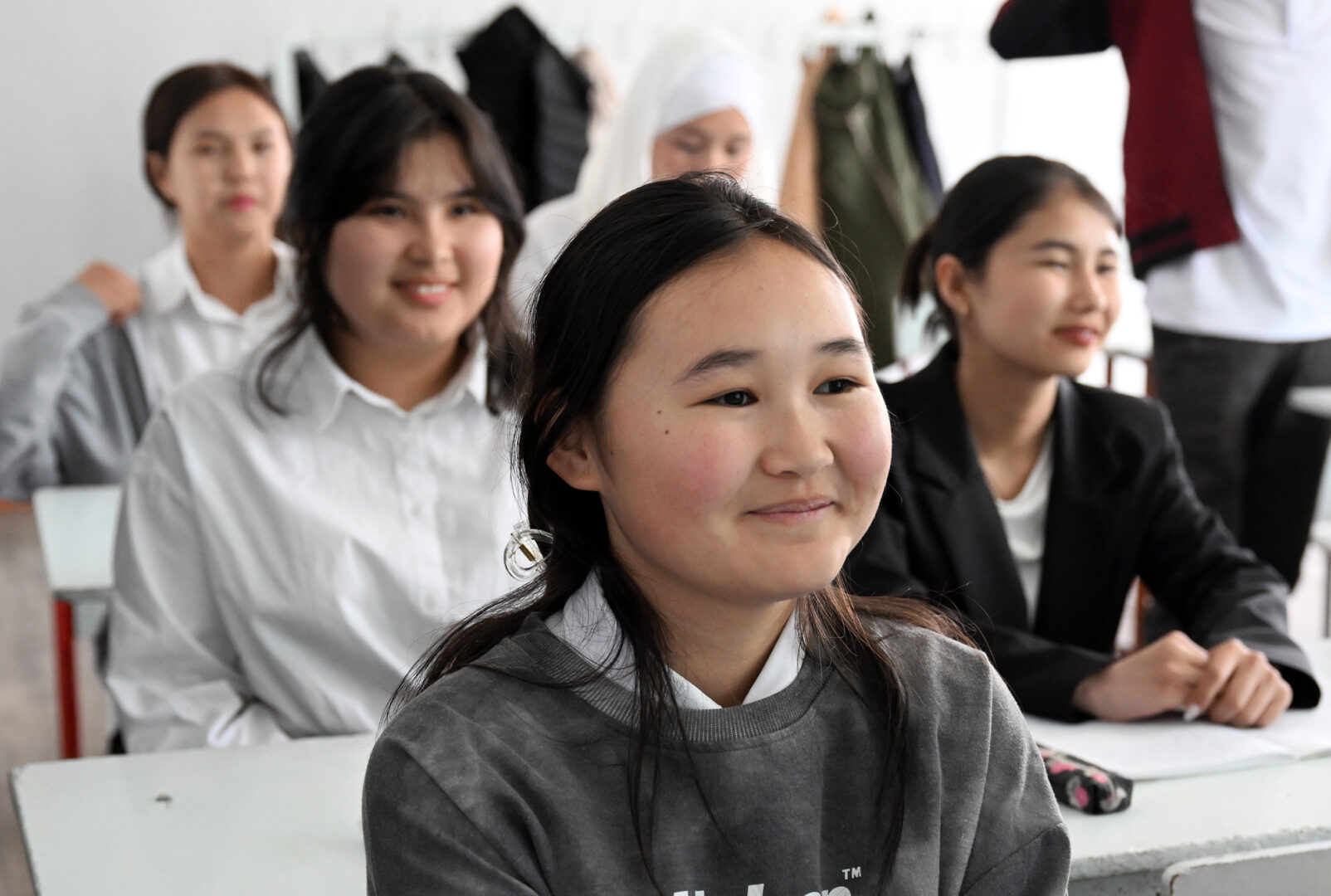 DOS 3541 Президент внепланово посетил одну из школ Бишкека и посидел на уроке - фото