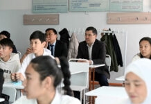 Президент внепланово посетил одну из школ Бишкека и посидел на уроке — фото