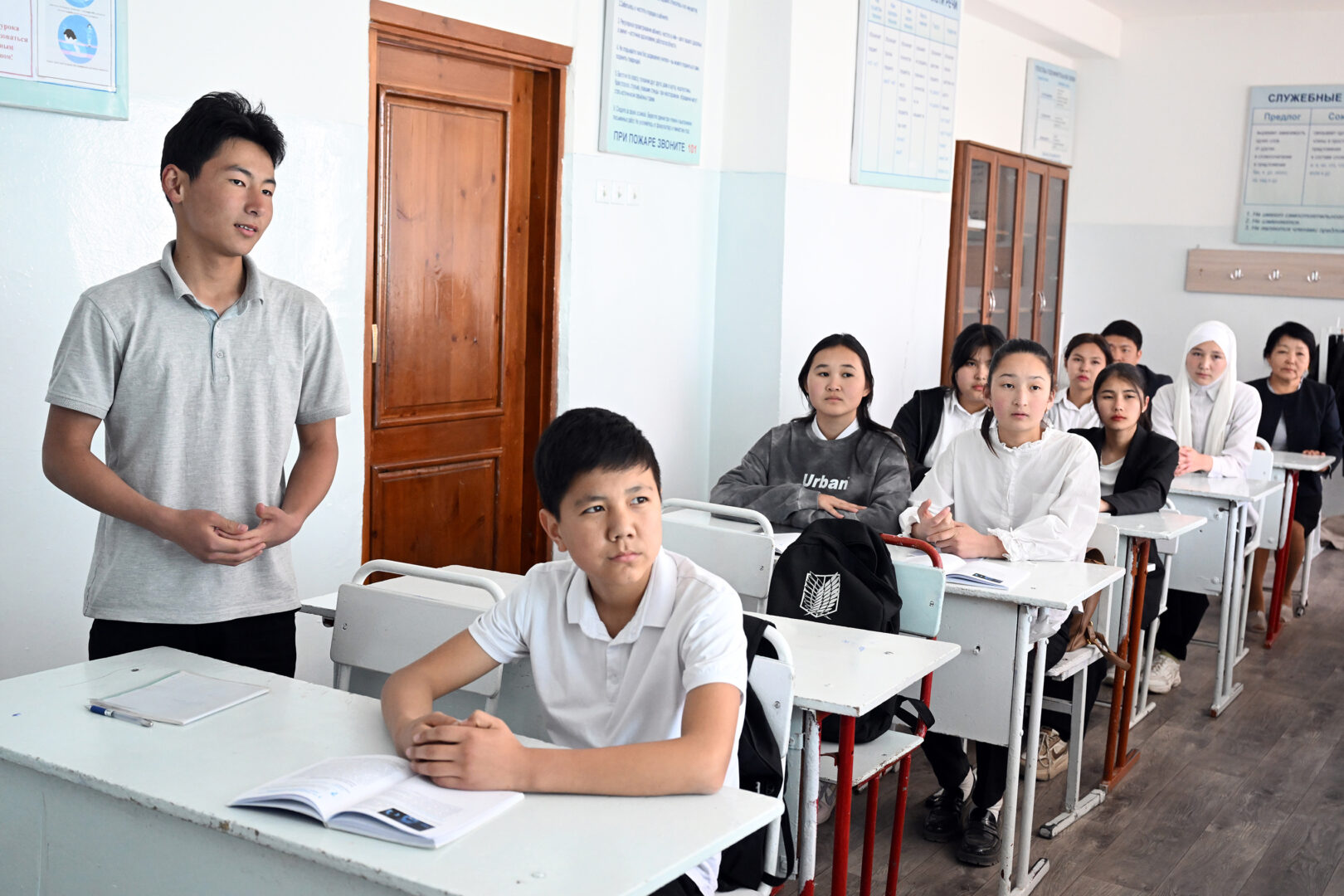 DOS 3548 Президент внепланово посетил одну из школ Бишкека и посидел на уроке - фото