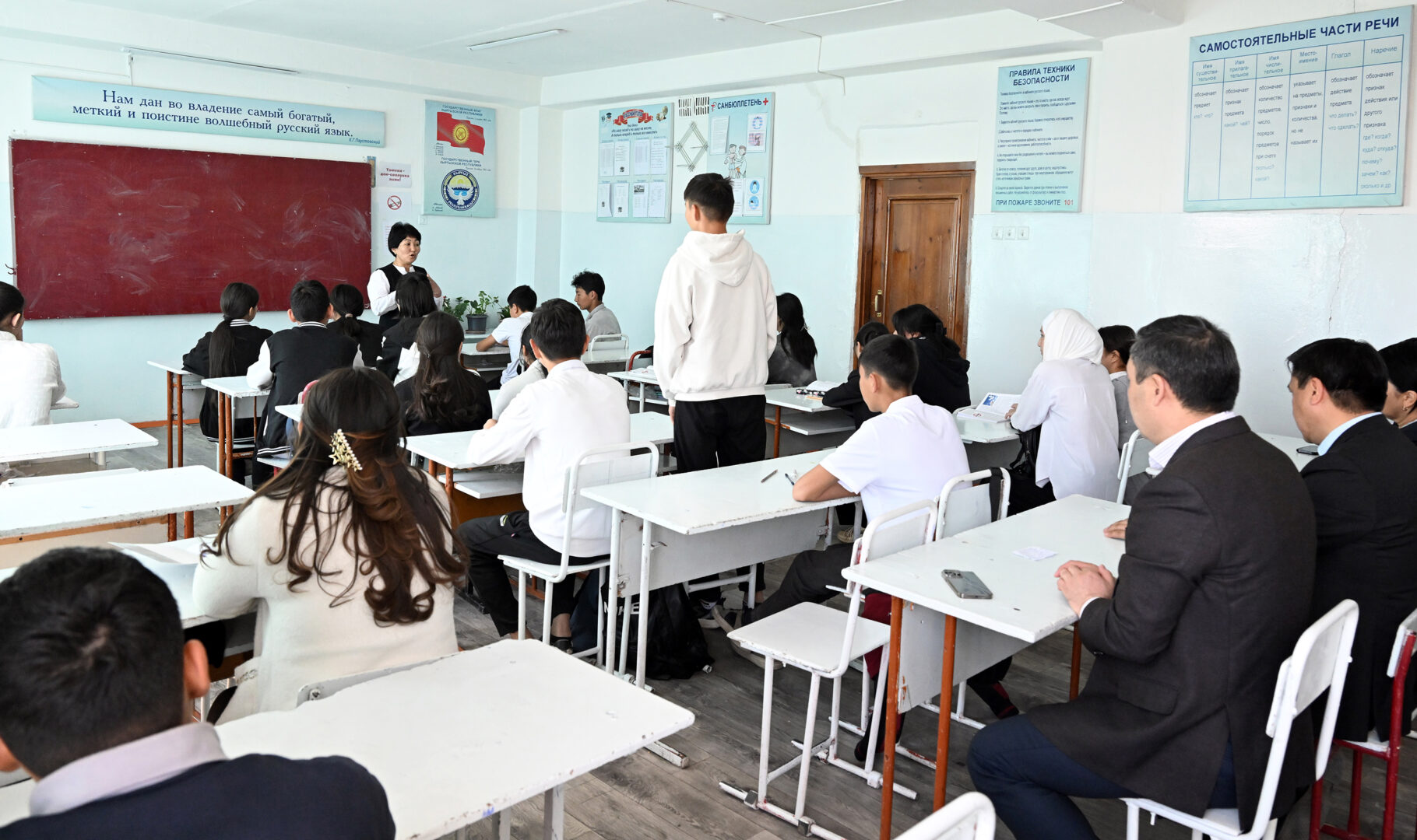 DOS 3784 Президент внепланово посетил одну из школ Бишкека и посидел на уроке - фото