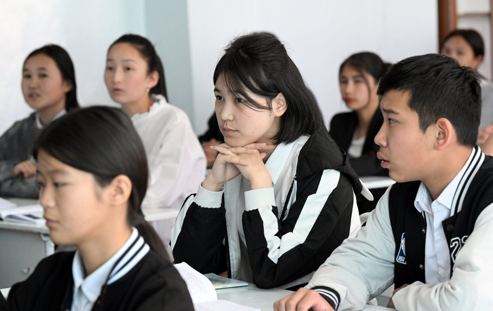 DOS 3786 Президент внепланово посетил одну из школ Бишкека и посидел на уроке - фото
