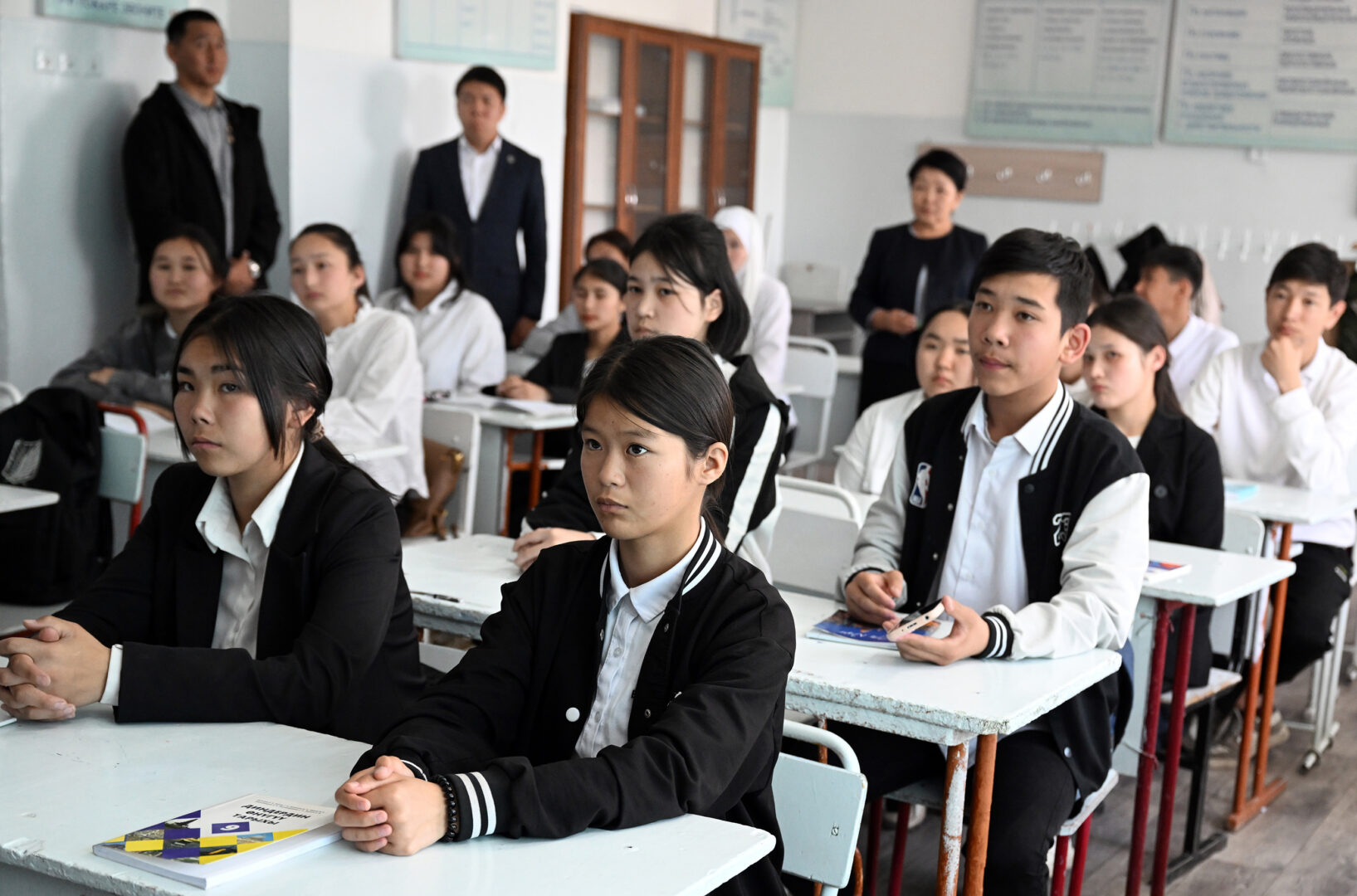 DOS 3789 Президент внепланово посетил одну из школ Бишкека и посидел на уроке - фото