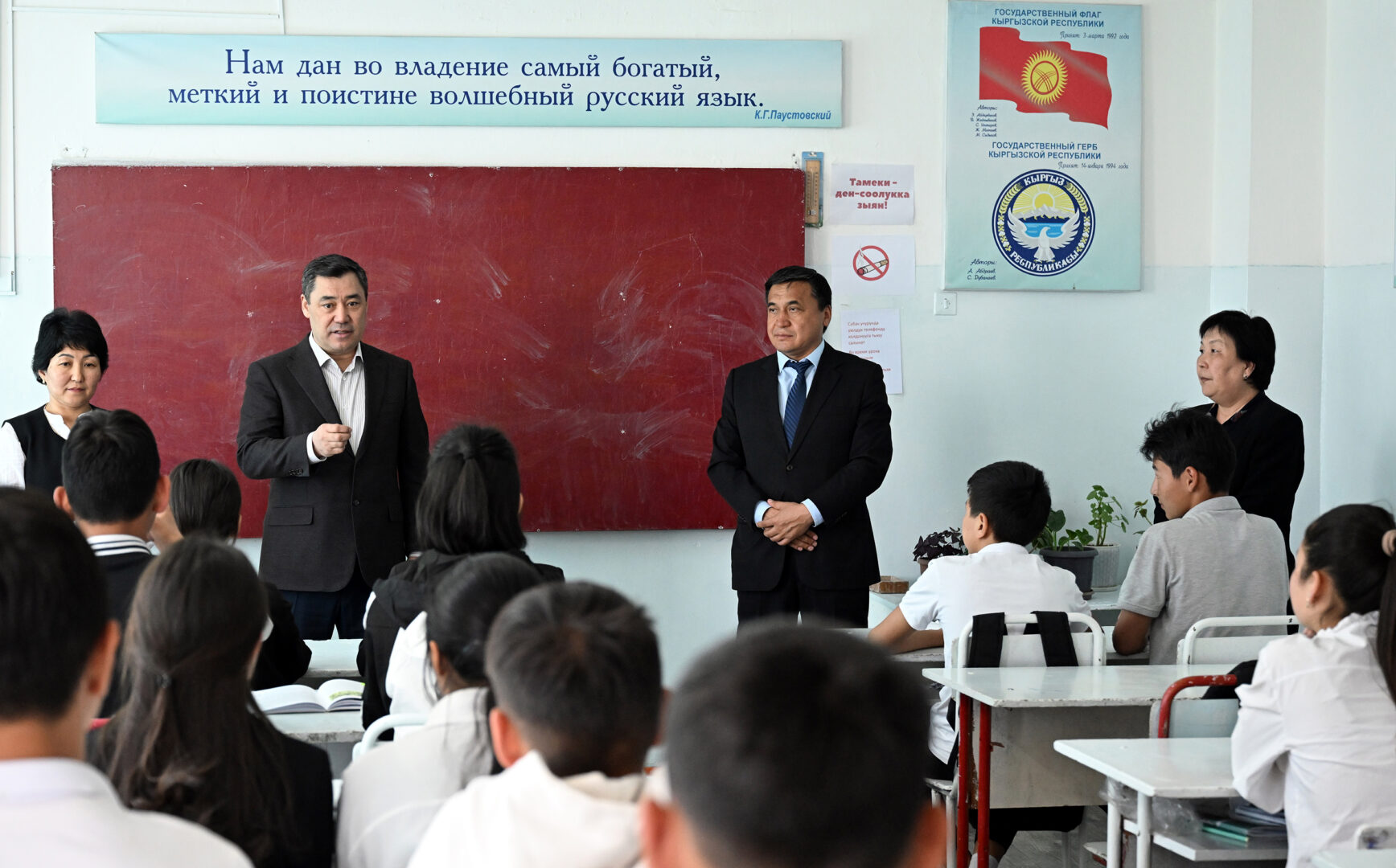 DOS 3968 Президент внепланово посетил одну из школ Бишкека и посидел на уроке - фото