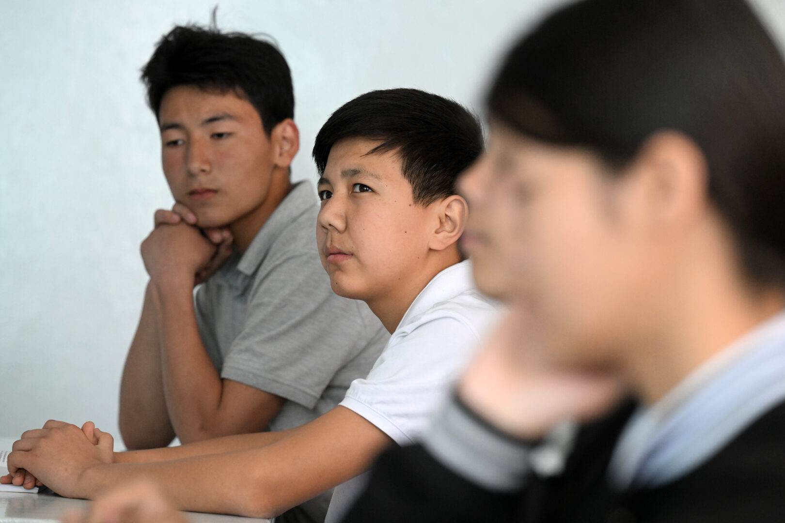 DOS 3969 Президент внепланово посетил одну из школ Бишкека и посидел на уроке - фото