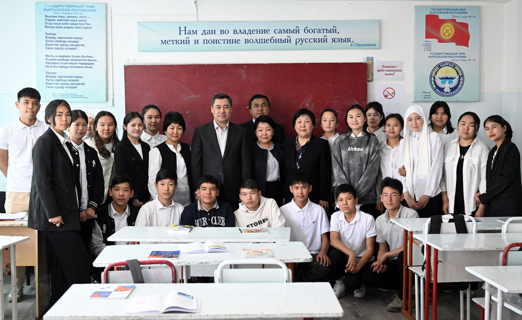DOS 4786 Президент внепланово посетил одну из школ Бишкека и посидел на уроке - фото