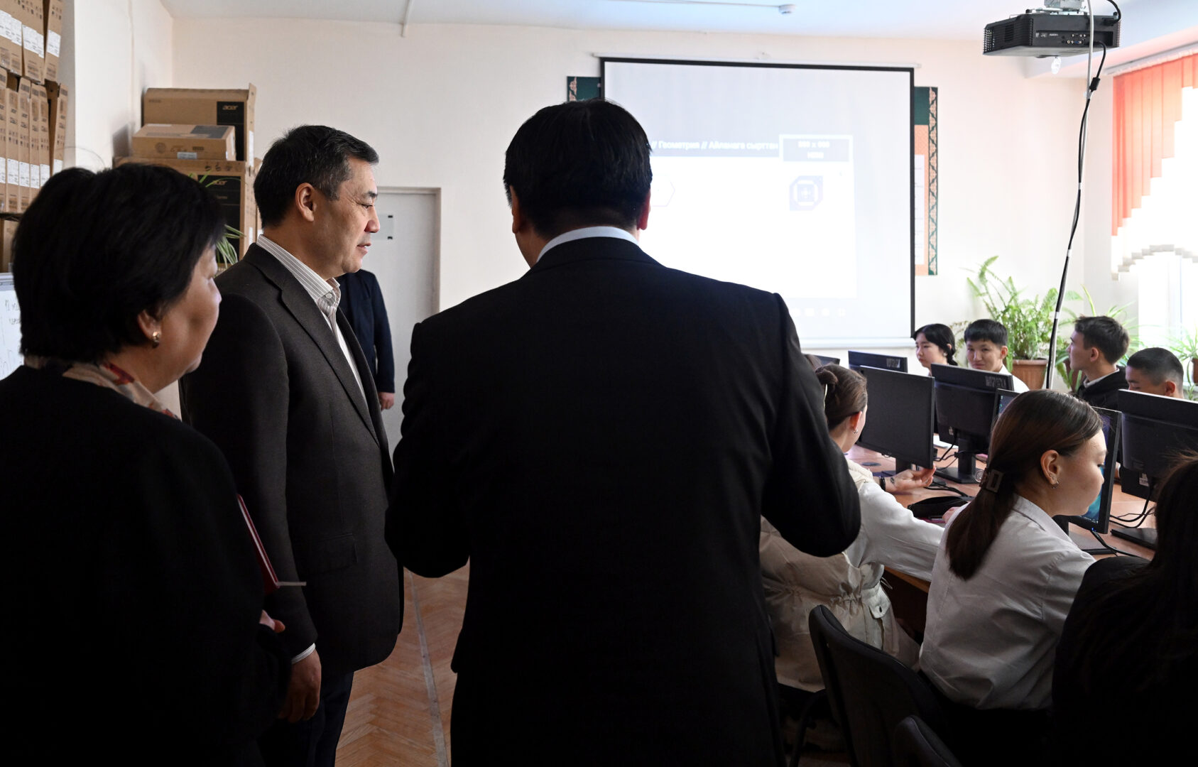 DOS 4947 Президент внепланово посетил одну из школ Бишкека и посидел на уроке - фото