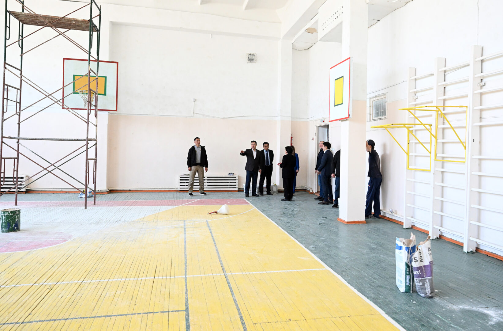DOS 5073 Президент внепланово посетил одну из школ Бишкека и посидел на уроке - фото