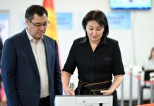 Садыр Жапаров с супругой проголосовали на выборах депутата ЖК по Ленинскому округу — фото