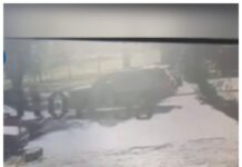 ВИДЕО. Токмокто айдоочу жөө өтмөктөн аялды 3 баласы менен кошо сүзүп кетти