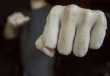 Токмокто массалык мушташ болуп, үч өспүрүм сабалды