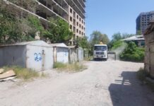 В Бишкеке демонтируют незаконно установленные гаражи