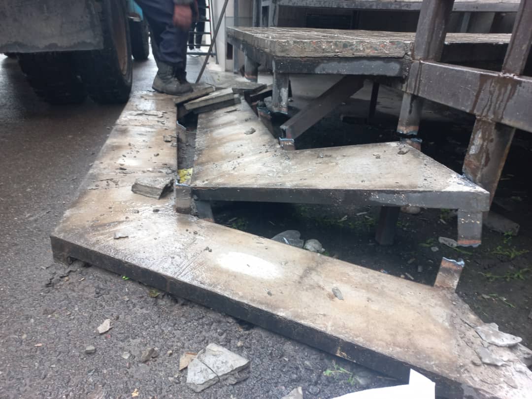 WhatsApp Image 2023 05 23 at 17.48.40 2 На проспекте Манас демонтируют незаконные конструкции - фото