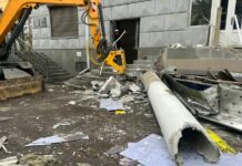 На проспекте Манас демонтируют незаконные конструкции — фото