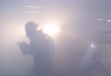 В Бишкеке в многоэтажке произошло возгорание, пострадал мужчина