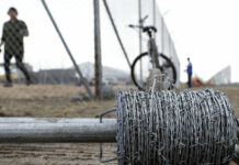 Казакстандык чек арачылар Чүйдөгү айланма жолдун боюна 800 метр тосмо орнотуп жатат