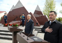 Садыр Жапаров открыл мемориал воинам-кыргызстанцам в Ржеве — фото