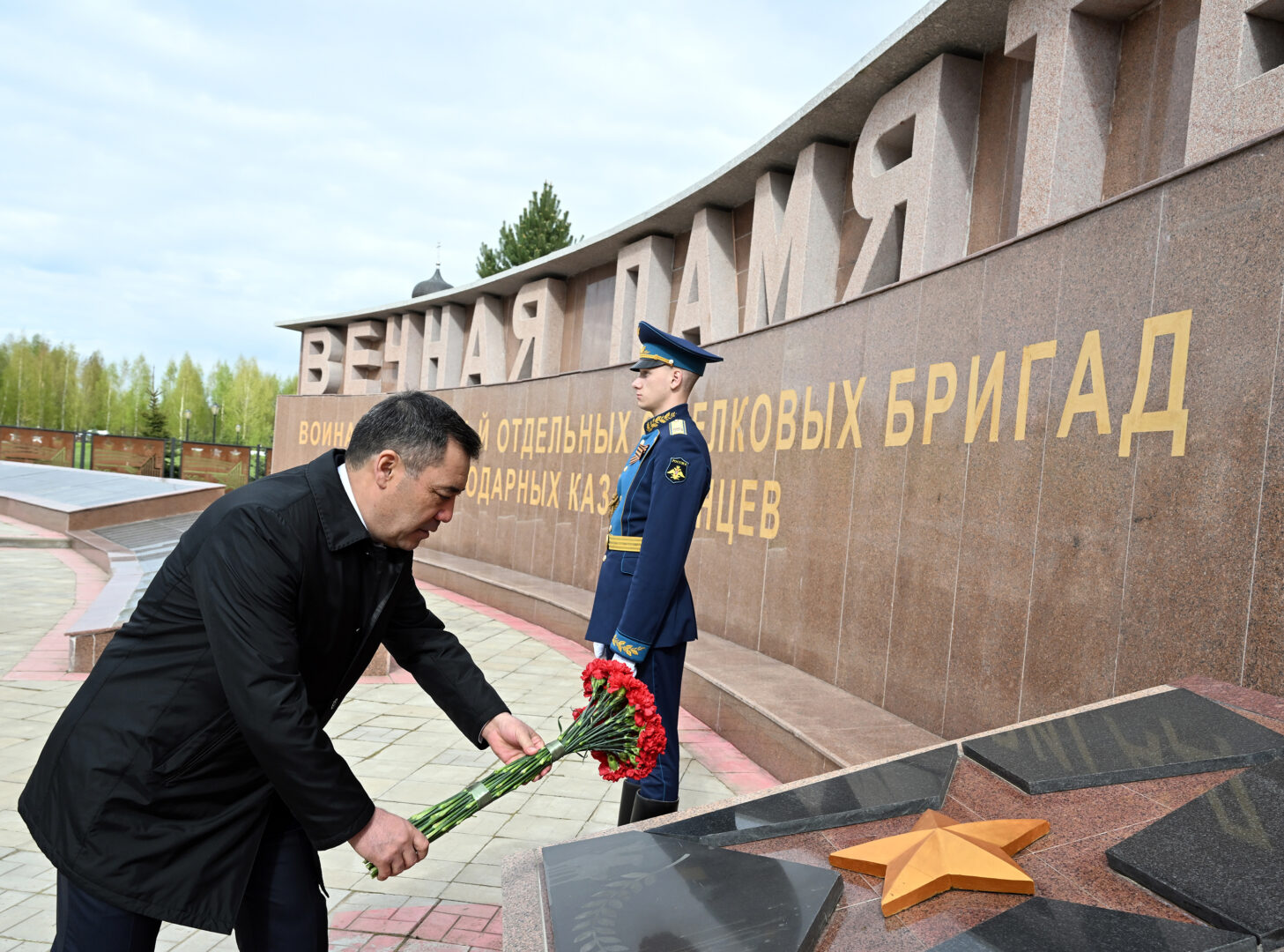 dos 8508 Садыр Жапаров открыл мемориал воинам-кыргызстанцам в Ржеве - фото