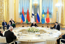 Садыр Жапаров принимает участие в заседании ВЕЭС в Москве — фото