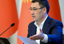 Садыр Жапаров № 26 Ленин бир мандаттуу шайлоо округунан аттанган талапкерлер менен жолукту