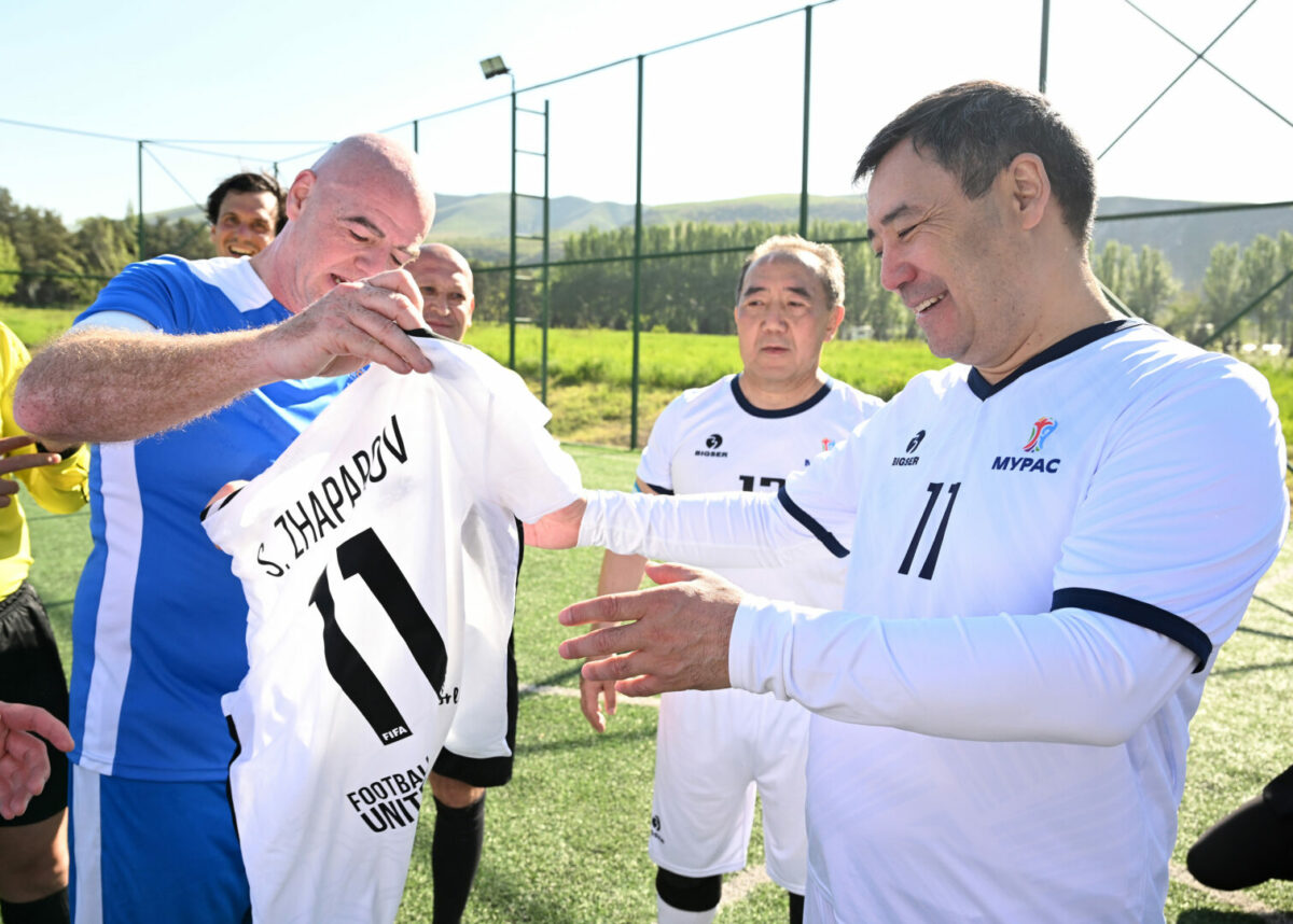 dst 9589 Садыр Жапаров и президент ФИФА Джанни Инфантино сыграли в футбол - фото