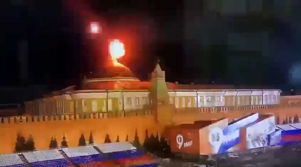 image 10 Украинские беспилотники пытались нанести удар по Кремлю - видео