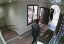 Момент кражи телефона в одной из гостиниц Бишкека попал на видео