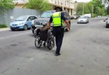 Попрошаек, стоящих на дорогах в Бишкеке, загрузили в автозак и отвезли в милицию