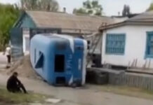 На дороге Бишкек—Чалдовар после ДТП перевернулся автобус с пассажирами