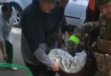 Спецоперация в Дмитриевке. Одного из раненых бойцов готовят к операции