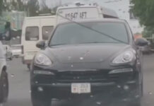 Девушка на «Порше» припарковалась на встречке на остановке, чтобы сбегать в цветочный