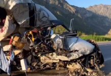 ВИДЕО: Бусик разорвало на части на трассе Бишкек — Ош