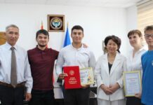 Бишкекте сууга чөгүп бараткан эки баланы куткарган окуучу сыйланды