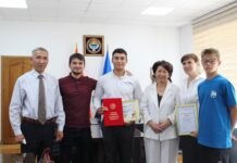 В Бишкеке наградили школьника, спасшего двоих детей, тонущих в БЧК