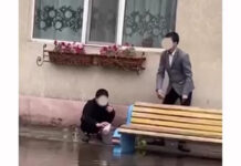 Школьники вычерпывали воду из лужи кружками. В Минобразе заявили, что добровольно