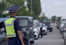 На выезде из Бишкека инспекторы задержали шесть машин с выпускниками