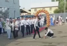 “Көзүнөн жабыркады”: Сузакта “акыркы коңгуроо” учурунда окуучунун бетине салют жарылды