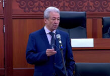 Адахан Мадумаров чукул жыйын өткөрүүдө