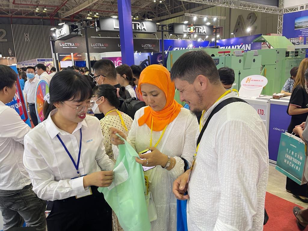 photo 2023 05 04 14 46 05 Кыргызские швейники ознакомились с опытом работы швейного сектора Вьетнама